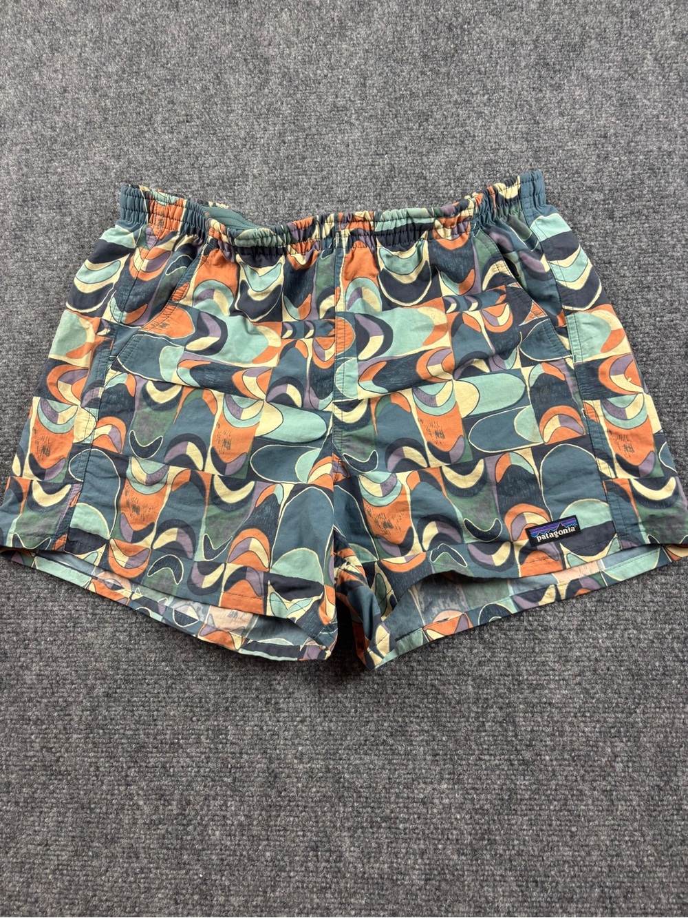 PATAGONIA Mens Baggies Shorts 5” Orange/Blue Geo Print size: Small